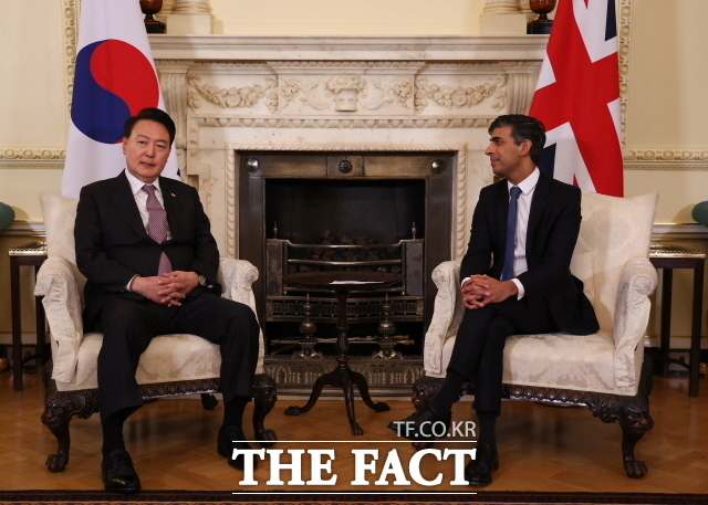 영국을 국빈 방문 중인 윤석열 대통령이 22일(현지시간) 런던 다우닝가 10번지 영국 총리 관저에서 리시 수낵 총리와 환담하고 있다. 두 정상은 양국 관계를 글로벌 전략적 동반자 관계로 격상하기로 합의했다. /뉴시스
