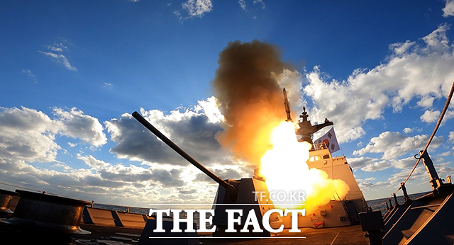 해군의 강감찬함이((DDH-II)) 1일 동해 해상에서 SM-2 함대공 유도탄 미사일 국내 첫 실사격 훈련을 하고 있다./뉴시스