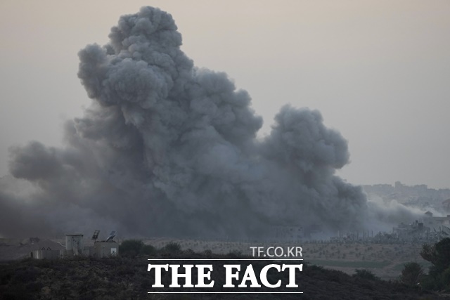 2일(현지시간) 이스라엘의 폭격으로 가자지구에서 연기가 피어오르고 있다. 이스라엘과 하마스가 전투를 재개해 이스라엘군이 대대적으로 가자지구 남부 공세에 나섰다. /AP.뉴시스