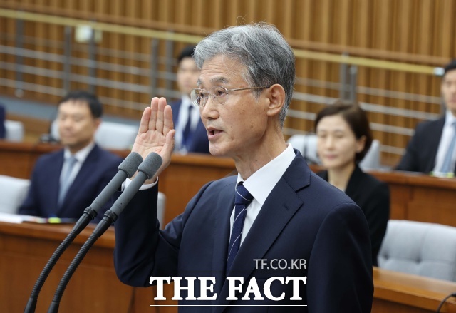 조희대(66·사법연수원 13기) 대법원장 후보자가 국민이 안심하고 편하게 살 수 있게 법을 바로 펴나가겠다며 다양한 의견을 들어 국민소통에 이바지할 수있도록 성심성의를 다 할 것이라고 밝혔다. 조희대 대법원장 후보자가 5일 오전 서울 여의도 국회에서 열린 인사청문회에서 선서를 하고 있다. /뉴시스