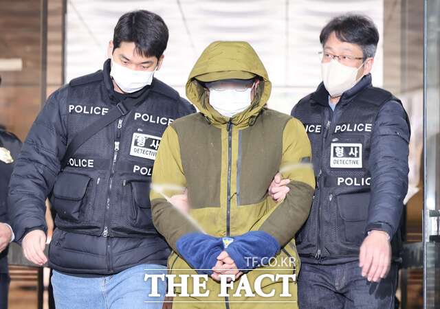 배우자 살해 혐의를 받는 50대 미국 변호사 A씨가 6일 오후 서울 서초구 서울중앙지방법원에서 영장실질심사를 받기 위해 법원으로 들어가고 있다./뉴시스