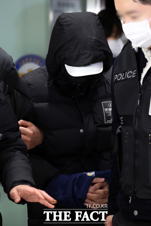 경찰이 경복궁 담벼락 등에 낙서를 한 혐의로 임모 군에 대한 구속영장을 신청했다고 21일 밝혔다. 사진은 지난 19일 수원에서 체포돼 서울 종로경찰서로 압송되고 있는 임 군 모습. /뉴시스