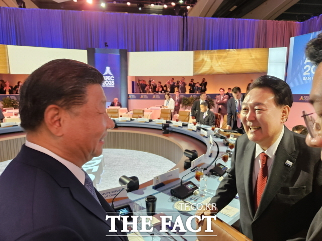 시진핑 중국 국가주석과는 지난 11월 16일(현지시간) 아시아태평양경제협력체(APEC) 참석 계기에 3분가량 담소를 나누는 데 그쳤다. /뉴시스