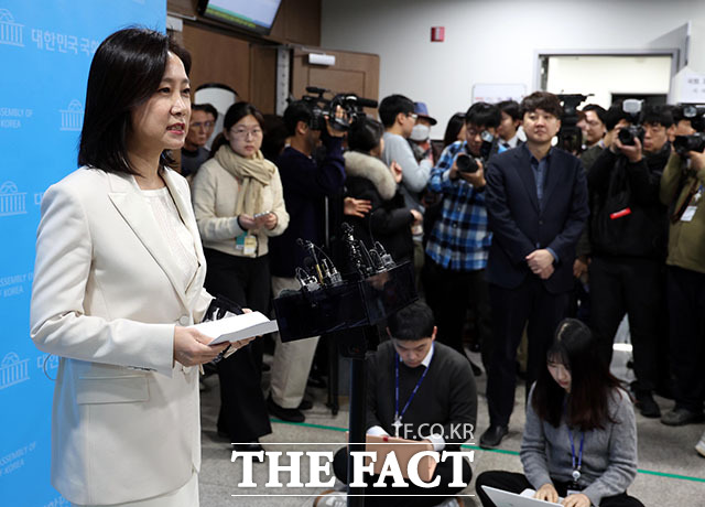 허은아 국민의힘 의원이 3일 오전 서울 여의도 국회 소통관에서 탈당 및 의원직 사퇴 기자회견을 마치고 취재진의 질문에 답변하고 있다. 허 의원은 탈당 후 이준석 전 국민의힘 대표가 주도하는 개혁신당(가칭)에 합류할 예정이다. /뉴시스