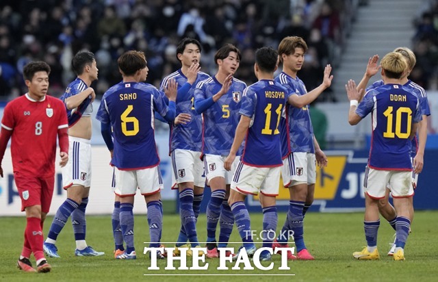 13년 만의 아시안컵 정상 탈환을 노리는 일본축구대표팀이 9일 요르단과 비공개 평가전에서 6-1 대승을 거두고 A매치 10연승을 달리며 우승 후보다운 저력을 보였다. 요르단은 한국과 E조에서 2차전을 치른다./AP.뉴시스