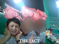  한동훈 '사직구장 논란'에 16년 전 사진 공개…민주당 