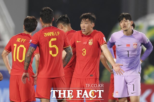 중국의 소림축구가 13일 카타르 아시안컵 A조 첫 경기에서 약체 타지키스탄과 0-0 무승부를 기록하며 망신을 당했다. 사진은 주천제(오른쪽 두 번째)의 오프사이드골에 불만을 토로하는 중국 선수들./도하=신화.뉴시스