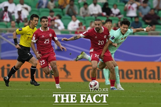중국과 레바논의 2023 카타르 아시안컵 A조 2차전은 양 팀 모두 마음만 앞선 가운데 골 결정력 부족을 노출하며 좀처럼 골문을 열지 못했다. 이 경기는 한국의 고형진 심판(맨 왼쪽)이 주심을 맡아 관대한 경기운영을 보였다./도하=AP.뉴시스