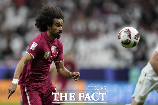 카타르의 공격수 아크람 아피프가 17일 타지키스탄과 2023 카타르 아시안컵 A조 2차전에서 결승골을 터뜨리며 대회 3골로 득점 단독 선두로 나섰다./알 크호르=AP.뉴시스