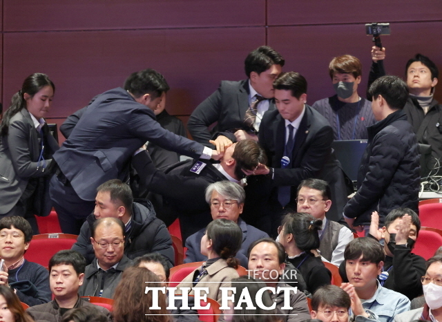 강성희 진보당 의원이 18일 전주 덕진구 한국소리문화의전당 모악당에서 열린 전북특별자치도 출범식에서 윤석열 대통령이 참석자들과 인사하는 동안 경호원들에게 끌려 나가고 있다. 대통령실은 경호상 위해 행위라고 판단됐다고 했다. /뉴시스