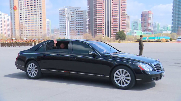북한 조선TV가 지난 15일 방영한 기록영화에서 김정은 국무위원장이 새 전용차로 보이는 벤츠 SUV 차량에서 내리는 모습이 포착됐다. /뉴시스