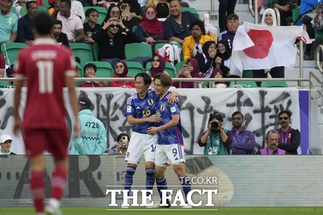 일본의 최전방 공격수 우에다 아야세(오른쪽)가 24일 인도네시아와 2023 카타르 아시안컵 D조 3차전에서 멀티골을 터뜨린 뒤 동료와 함께 기뻐하고 있다. 일본은 로테이션을 가동하면서 3-1 승리를 거뒀다./도하=AP.뉴시스