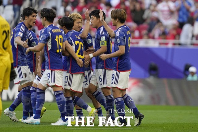 일본의 우에다(맨 오른쪽)가 24일 인도네시아와 2023 카타르 아시안컵 D조 최종전에서 전반 6분 만에 페널티킥 선제골을 성공시킨 뒤 동료들과 기뻐하고 있다./도하=AP.뉴시스