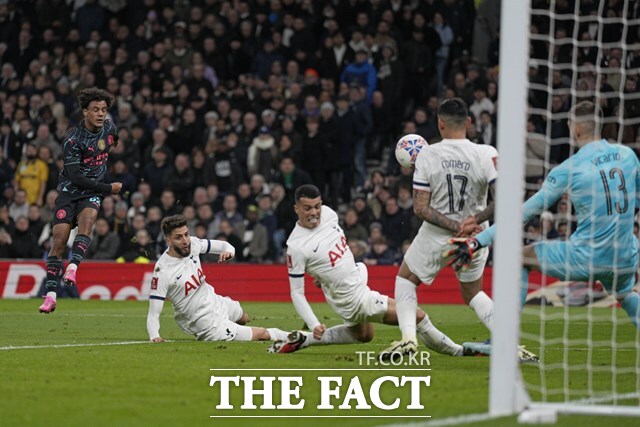 맨시티의 신예 공격수 보브(맨 왼쪽)가 27일 잉글리시 FA컵 32강전에서 슛을 할 때 토트넘 수비수들이 전력을 다해 막고 있다./런던=AP.뉴시스