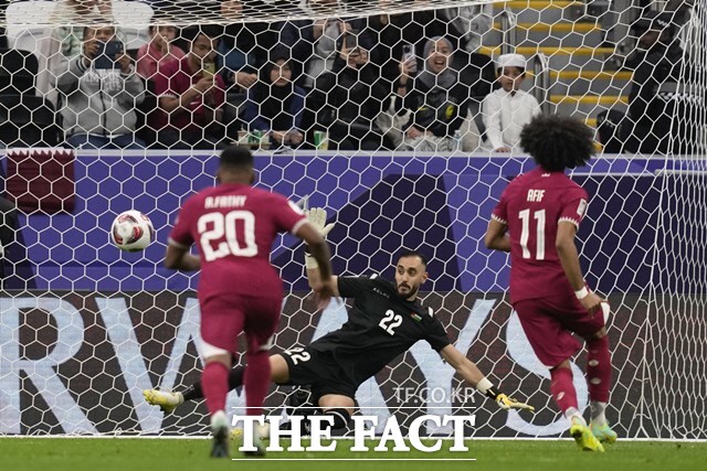 페널티킥 키커로 나선 카타르 아피프(오른쪽)는 과감하게 가운데로 볼을 차 골망을 흔들고 있다. 아피프는 대회 4호골로 득점 2위에 이름을 올렸다./알코르=AP.뉴시스