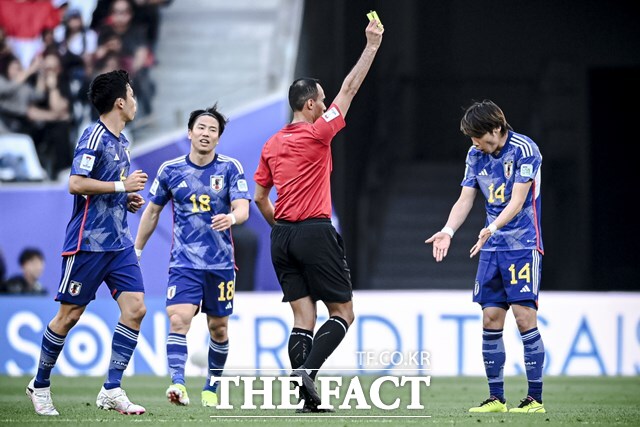 일본 주전 공격수 이토 준야는 성범죄 피소로 바레인전에서 벤치를 지켰다. 사진은 조별리그 경기에서 옐로카드를 받고 있는 이토(맨 오른쪽)./도하=신화.뉴시스