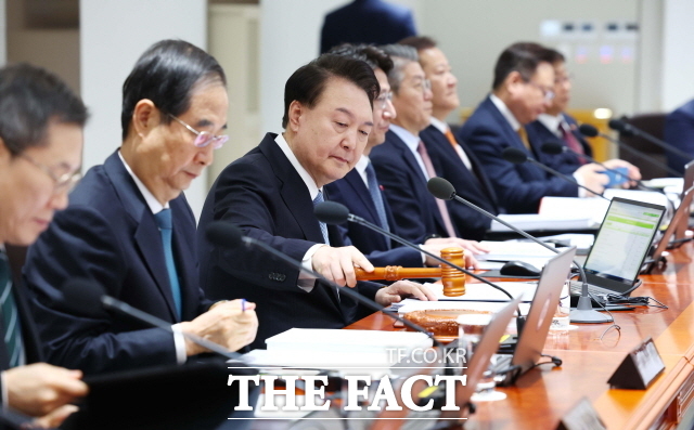 윤석열 대통령이 6일 서울 용산 대통령실에서 열린 국무회의를 주재하고 있다. /뉴시스