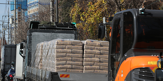 환경부가 친환경 인증 대상에서 시멘트 제품을 제외했다. 시잔은 시멘트를 실은 트럭이 도로에 주차된 모습./뉴시스