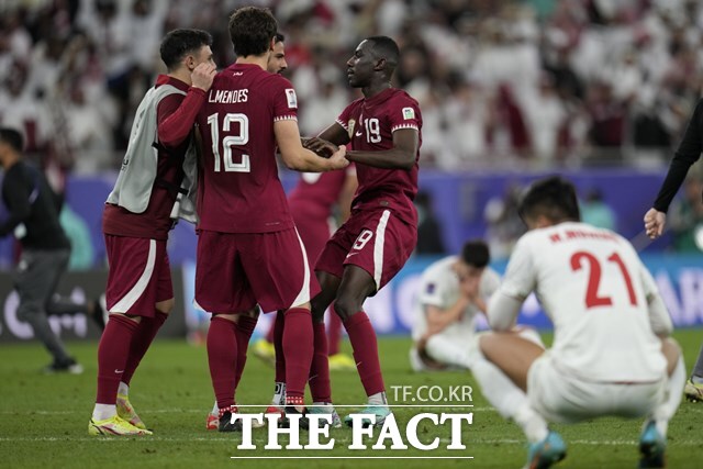 2회 연속 결승 진출을 기뻐하는 카타르 선수들과 48년 만의 우승 꿈이 좌절된 이란 선수들의 희비가 엇갈리고 있다./도하=AP.뉴시스