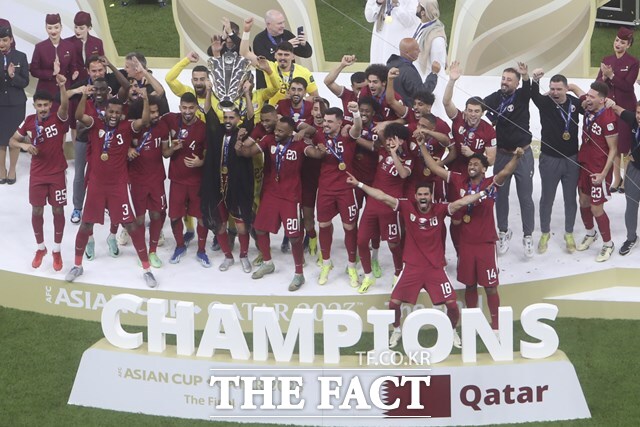 카타르가 11일 열린 2023 AFC 아시안컵 결승전에서 요르단을 3-1로 제압하고 2회 연속 우승을 차지한 뒤 트로피를 들고 기뻐하고 있다./루사일=AP.뉴시스