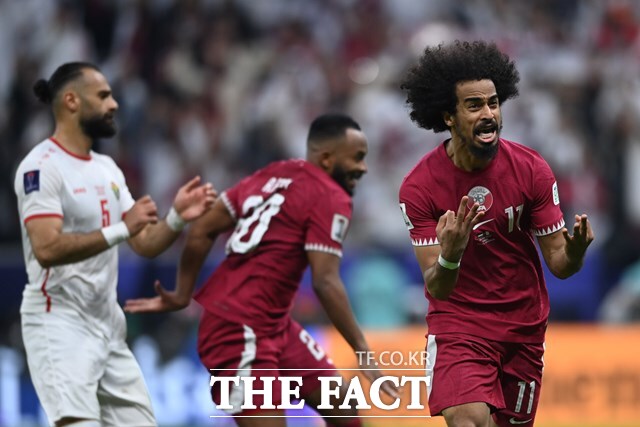 요르단과 결승전에서 페널티킥 해트트릭이란 진기록을 세우며 득점왕과 MVP를 차지한 카타르의 아피프. 아피프가 세 번째 골을 성공시킨 뒤 세 손가락을 펼쳐 보이고 있다./루사일=AP.뉴시스