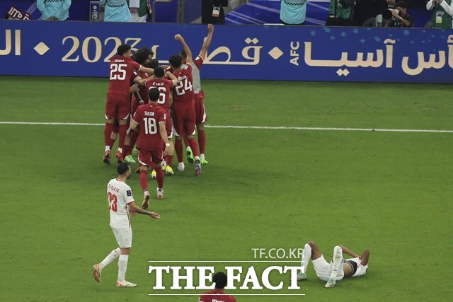 희비가 교차하는 그라운드. 카타르 선수들의 우승의 감격을 누리는 순간, 요르단 선수들은 상실감을 보이고 있다./루사일=AP.뉴시스