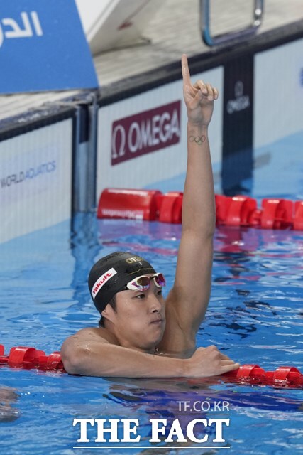 한국 수영 중장거리 간판 김우민이 12일 카타르 도하에서 열린 2024 국제수영연맹 세계선수권대회 남자 자유형 400m 결선에서 금메달을 목에 걸었다. 한국 수영은 2011년 박태환의 금메달 이후 13년 만에 다시 금메달을 수확했다./도하=AP.뉴시스