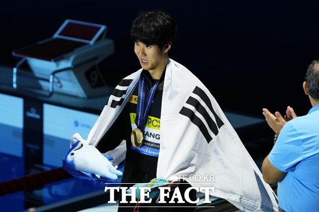 한국 수영의 에이스 황선우가 14일 카타르 도하에서 열린 2024 FINA 세계수영선수권 남자 자유형 200m 결선에서 금메달을 목에 걸며 3회 연속 메달 수집에 성공하는 쾌거를 이룩한 뒤 세리머니를 하고 있다./도하=AP.뉴시스