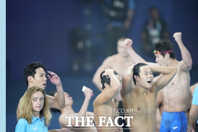 아, 0.01초 차!...한국 수영의 에이스 황선우가 17일 카타르 도하의 2024 FINA 세계선수권대회 800m 결선에서 0.01초 차로 2위를 기록하자 동료 선수들이 안타까워하고 있다./도하=AP.뉴시스