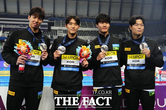 한국 수영 사상 첫 800m 은메달을 목에 건 한국은 오는 7월 파리 올림픽 메달 전망을 밝게 했다. 왼쪽부터 양재훈 김우민 황선우 이호준./도하=AP.뉴시스