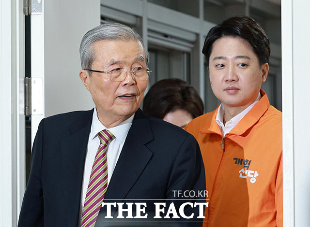 김종인 개혁신당 공천관리위원장과 이준석 대표가 26일 오전 서울 여의도 국회에서 열린 제6차 최고위원회의에 참석하고 있다. /뉴시스