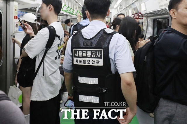 서울 지하철 2호선에서 지하철보안관이 2인 1조로 순찰을 돌고 있다. /뉴시스