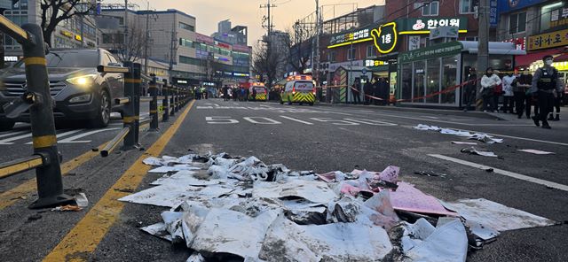 29일 오후 5시께 서울 은평구 연신내 연서시장 앞 도로에서 9중 추돌 사고가 일어나 1명이 사망하고 13명이 부상을 입었다. 사진은 이날 사고 현장의 모습. /뉴시스