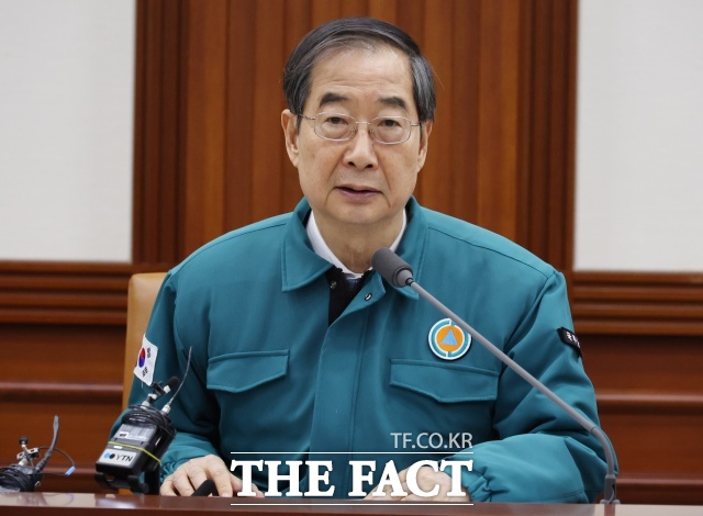 한덕수 국무총리가 어떤 이유로든 의사가 환자에 등돌리는 행위는 용납될 수 없다며 현장을 비우는 상황이 계속된다면 정부는 헌법과 법률 부여한 정부의 의무를 망설임 없이 이행해나갈 것이라고 경고했다. 한덕수 국무총리가 3일 서울 종로구 정부서울청사에서 열린 의사집단행동 중앙재난안전대책본부(중대본) 회의에 참석해 발언하고 있다. /뉴시스