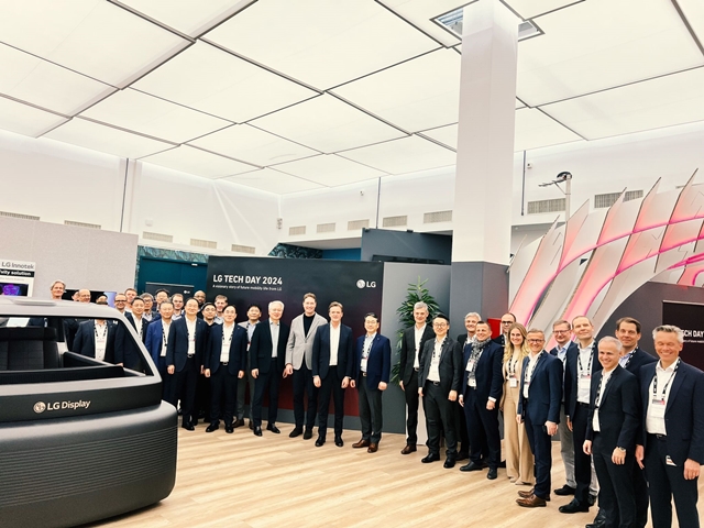 LG 주요 계열사 최고경영진이 독일 메르세데스-벤츠 본사를 방문해 관계자들과 사진 촬영을 하고 있다. /칼레니우스 회장 SNS
