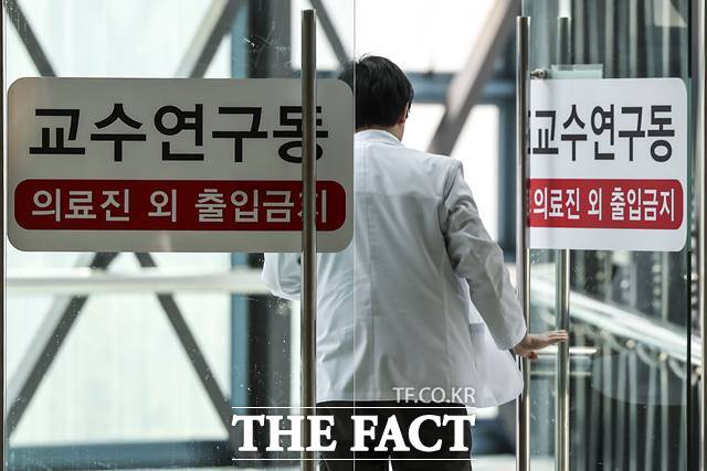 사진은 지난 14일 서울의 한 대학병원에서 교수가 연구동으로 들어가고 있는 모습. 기사 내용과 무관 /뉴시스