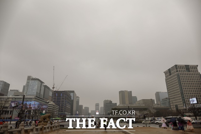 전국 대부분의 지역에 황사와 미세먼지의 영향으로 대기질이 나쁜 가운데 29일 서울 종로구 경복궁에서 바라본 도심이 뿌옇다. /뉴시스