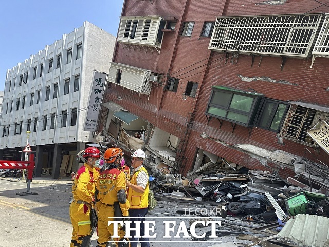 지난 3일(현지시간) 대만 동부 화롄에서 소방구조대 대원들이 지진으로 기울어진 건물 내부 수색 준비를 하고 있다. /AP.뉴시스