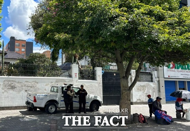 7일(현지시각) 에콰도르 수도 키토에 있는 멕시코 대사관 밖에서 에콰도르 경찰이 경비하고 있다. /신화.뉴시스