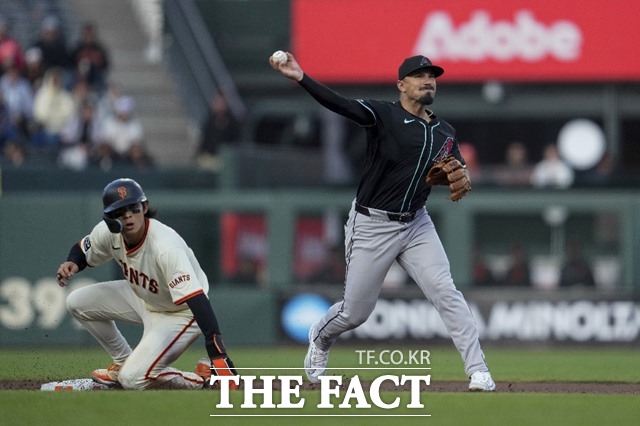 샌프란시스코의 톱 타자 이정후가 19일 애리조나와 2024 MLB 홈 경기에서 1회 내야 안타로 데뷔 시즌 10경기 연속 안타에 성공했다. 사진은 후속 2번 타자 웨이드의 병살타로 2루에서 아웃된 이정후./샌프란시스코=AP.뉴시스