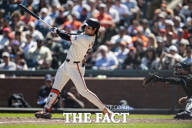 샌프란시스코의 톱 타자 이정후가 21일 애리조나와 2024 MLB 홈경기에서 1회 말 리드오프 홈런으로 한국인 최다인 11경기 연속 안타 신기록을 세우고 있다./샌프란시스코=AP.뉴시스