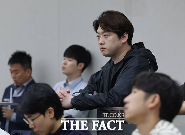 박단 대한전공의협의회(대전협) 비상대책위원장이 30일 오후 서울 종로구 서울대병원 제일제당홀에서 대한민국 의료가 나아가야 할 길을 주제로 열린 서울대학교 의과대학-서울대병원 교수협의회 비상대책위원회 긴급 심포지엄에서 발표를 듣고 있다. 2024.04.30. /뉴시스