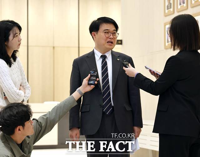 임현택 대한의사협회 회장이 2일 오전 서울 용산구 의협에서 열린 대한의사협회 제42대 임현택 회장 취임식에 입장하며 취재진 질문에 답하고 있다. /뉴시스