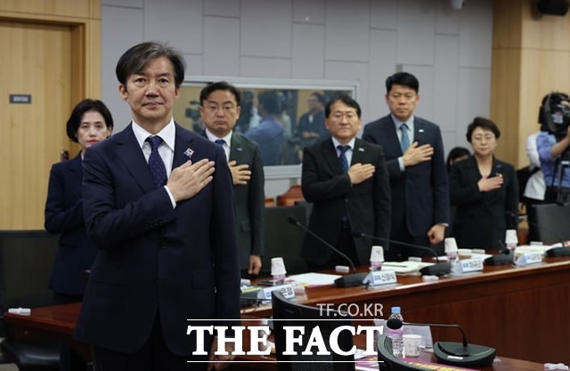 조국혁신당 당선인들이 지난 2일 서울 여의도 국회 의원회관에서 열린 당선인 제1차 총회에서 국민의례를 하고 있다. /뉴시스