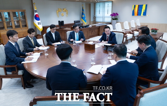 윤석열 대통령이 9일 서울 용산 대통령실 청사에서 열린 제1차 경제이슈점검회의를 주재하고 공매도, 부동산 PF, 기업 밸류업 방안 등을 점검했다. 왼쪽 앞부터 시계방향으로 이복현 금융감독원장,김주현 금융위원장, 이창용 한국은행 총재, 최상목 경제부총리 겸 기획재정부 장관, 윤 대통령, 정진석 비서실장, 성태윤 정책실장, 박춘섭 경제수석, 김범석 경제금융비서관. /대통령실 제공