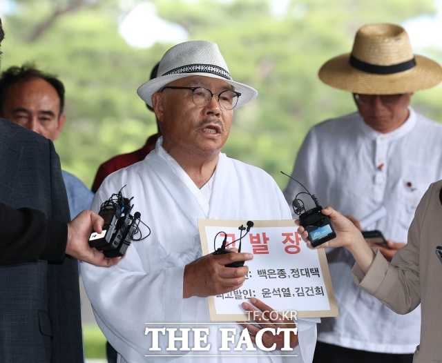 김건희 여사의 명품 가방 수수 의혹을 고발한 백은종 서울의소리 대표가 윤석열 대통령 부부를 국민의 여론을 두려워하지 않는 후안무치라고 비판했다. 윤 대통령 부부를 청탁금지법 위반 등 혐의로 고발한 백은종 서울의소리 대표가 20일 오후 서울 서초구 서울중앙지방검찰청에서 고발인 조사를 받기 전 취재진의 질문에 답하고 있다. /뉴시스