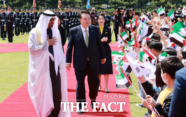 대통령실은 UAE 측의 300억 달러 중 구체적인 투자 계획이 60억 달러 규모로 확대됐다고 밝혔다. 대통령 국빈 방문 공식 환영식 모습. /뉴시스