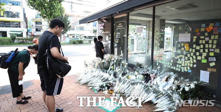 1일 경찰에 따르면 수사기관은 온라인에 살인예고 글을 올린 이들에게 협박과 살인예비·음모, 공무집행방해 등 혐의를 적용하고 있다. 사진은 지난해 7월26일 서울 관악구 신림역 칼부림 살인사건 현장 인근 마련된 추모공간에서 추모객들이 추모하고 있는 모습 /뉴시스