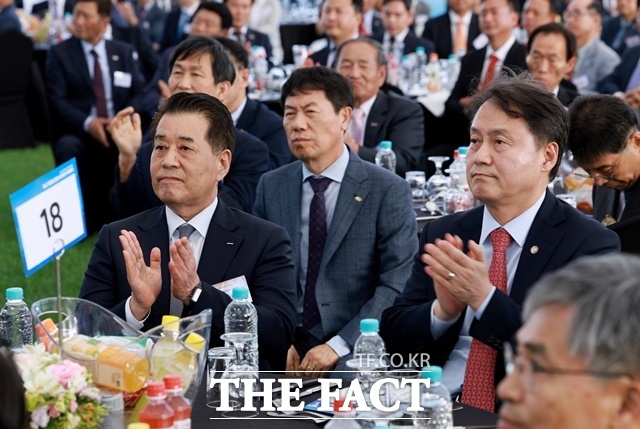 장인화 포스코그룹 회장(왼쪽)과 김주현(가운데 오른쪽) 대통령실 민정수석이 5월 23일 서울 용산 대통령실 잔디마당에서 열린 2024 대한민국 중소기업인대회에서 사회자 발언을 들으며 박수치고 있다. /뉴시스