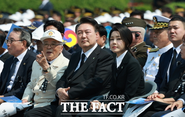 윤석열 대통령과 부인 김건희 여사가 6일 서울 동작구 국립서울현충원에서 열린 제69회 현충일 추념식에 참석한 모습. 김 여사는 지난 3월 제105주년 3·1절 기념식에는 불참했었다. /뉴시스